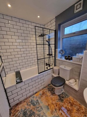 Shower, hair dryer, towels - Junctions Way by Tŷ SA -3 bed in Newport (Newport)
