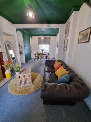 TV - Junctions Way by Tŷ SA -3 bed in Newport (Newport)