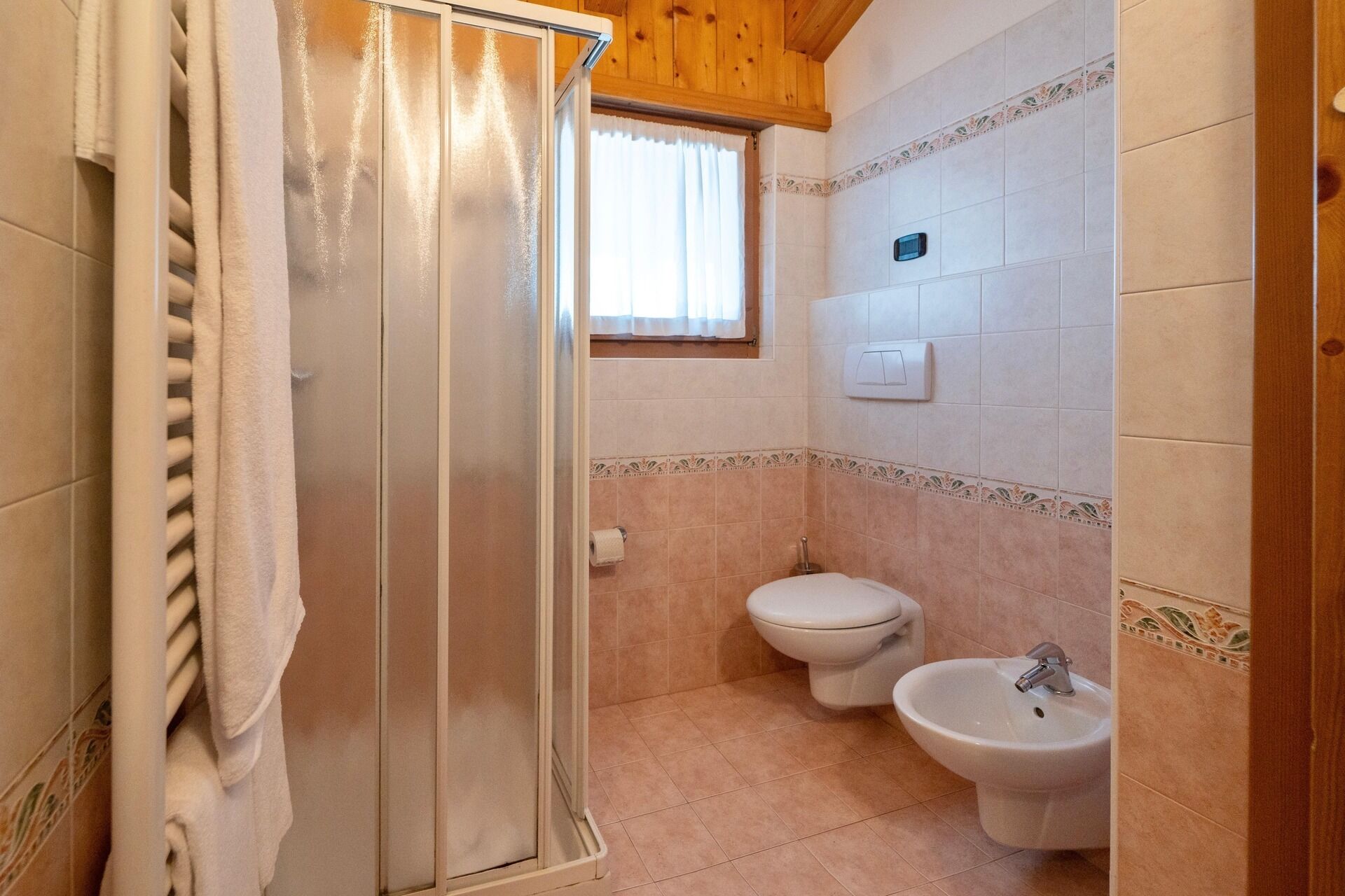 Un baño con ducha, inodoro y bidé.