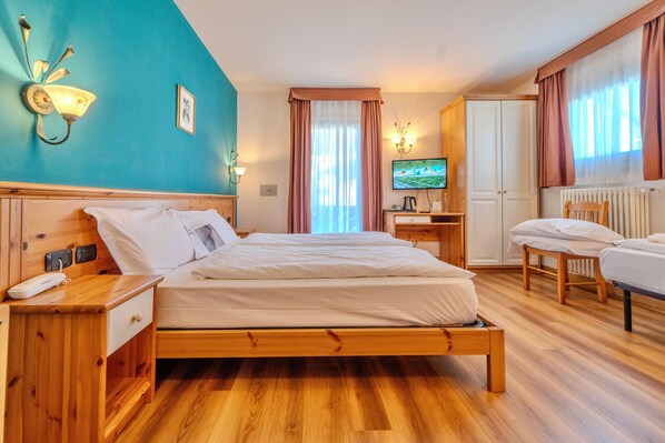 Tremannsrom, balkong | Safe på rommet, skrivebord, wi-fi (inkludert) og sengetøy