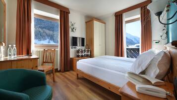 Camera con letto matrimoniale o 2 letti singoli, balcone | Una cassaforte in camera, una scrivania, Wi-Fi gratuito, lenzuola