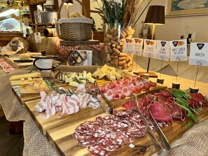 Bao gồm bữa sáng buffet hàng ngày