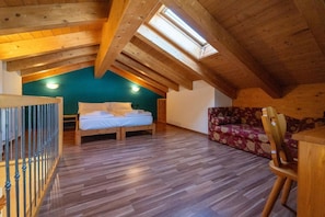 Quarto quƔdruplo | Cofres nos quartos, escrivaninha, Wi-Fi de cortesia, roupa de cama
