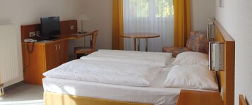 Escritorio, sistema de insonorización, wifi gratis y ropa de cama 