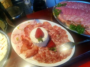 Buffet déjeuner servi tous les jours en supplément