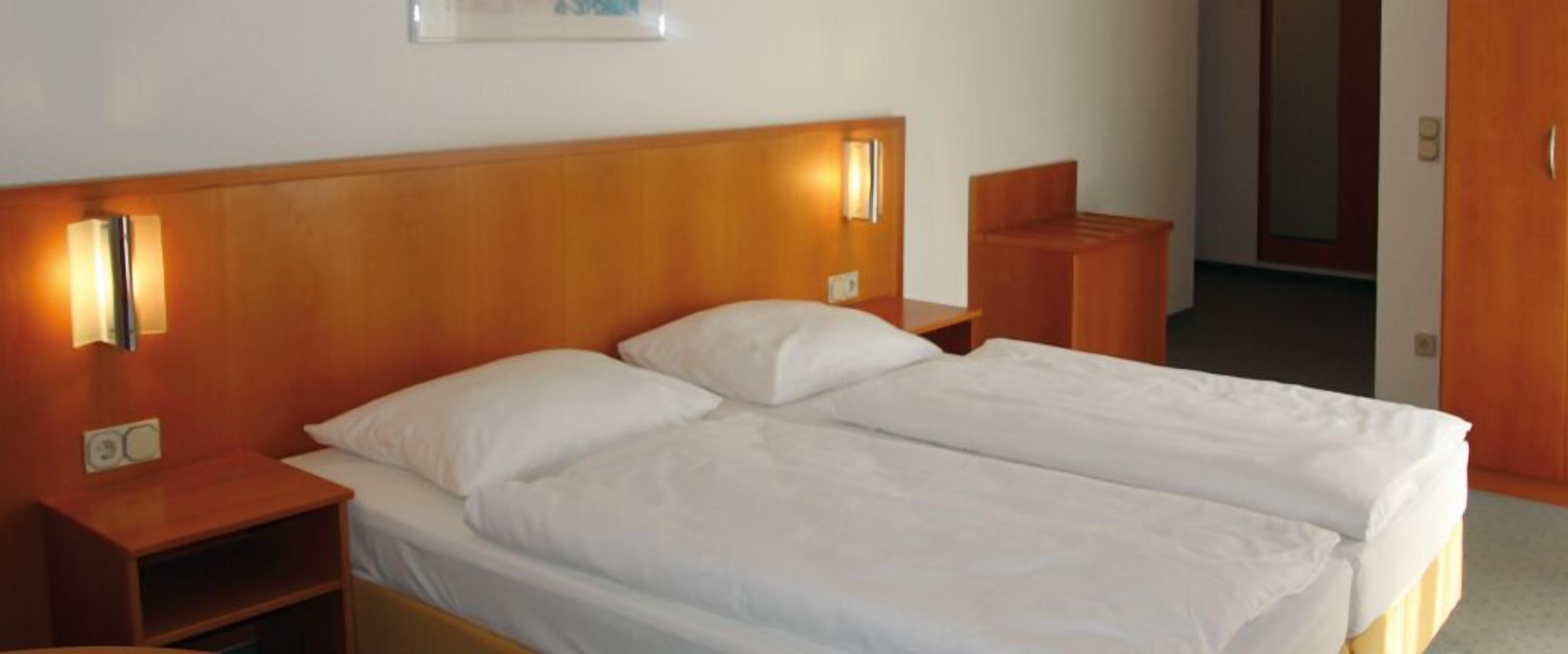 Desk, soundproofing, free WiFi, bed sheets