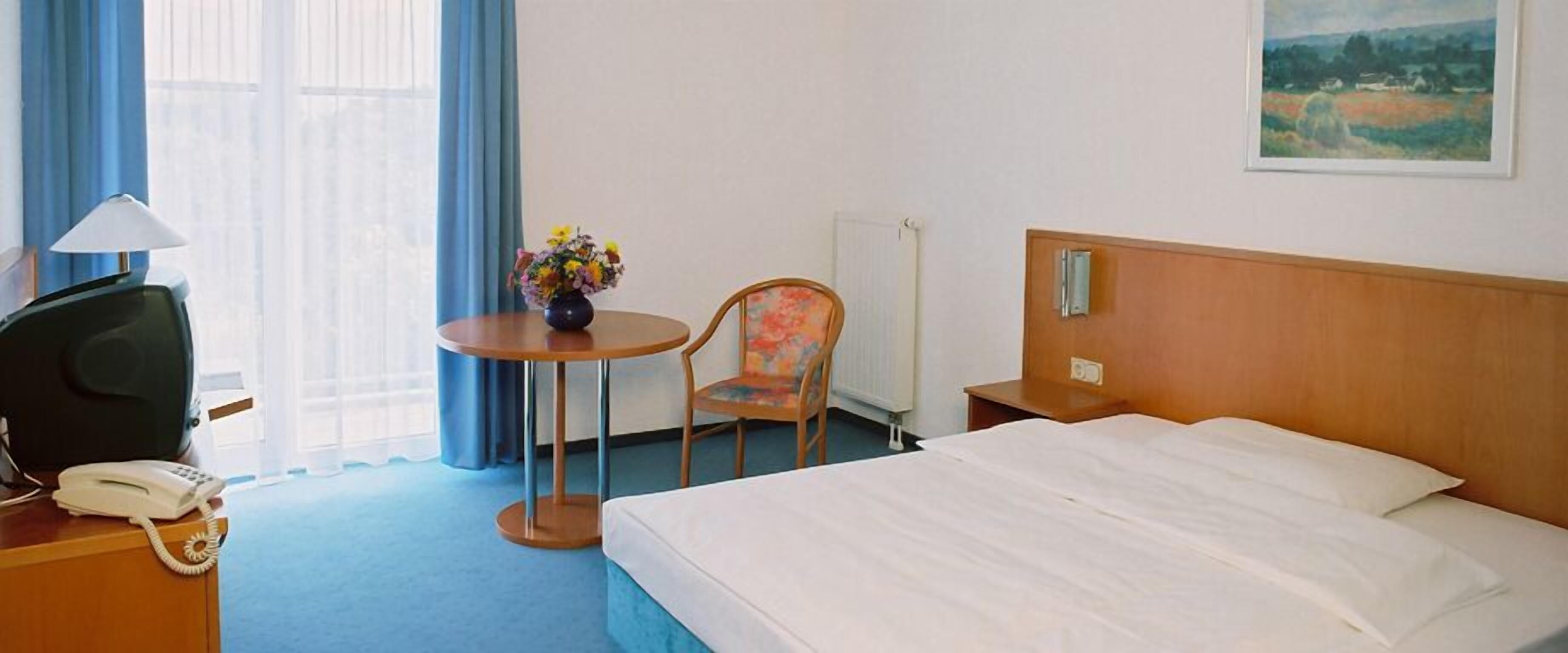 Desk, soundproofing, free WiFi, bed sheets