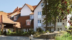 A residential area with houses featuring pitched roofs and white exteriors. - Business Hotel Siebeneichen GmbH (Meissen)