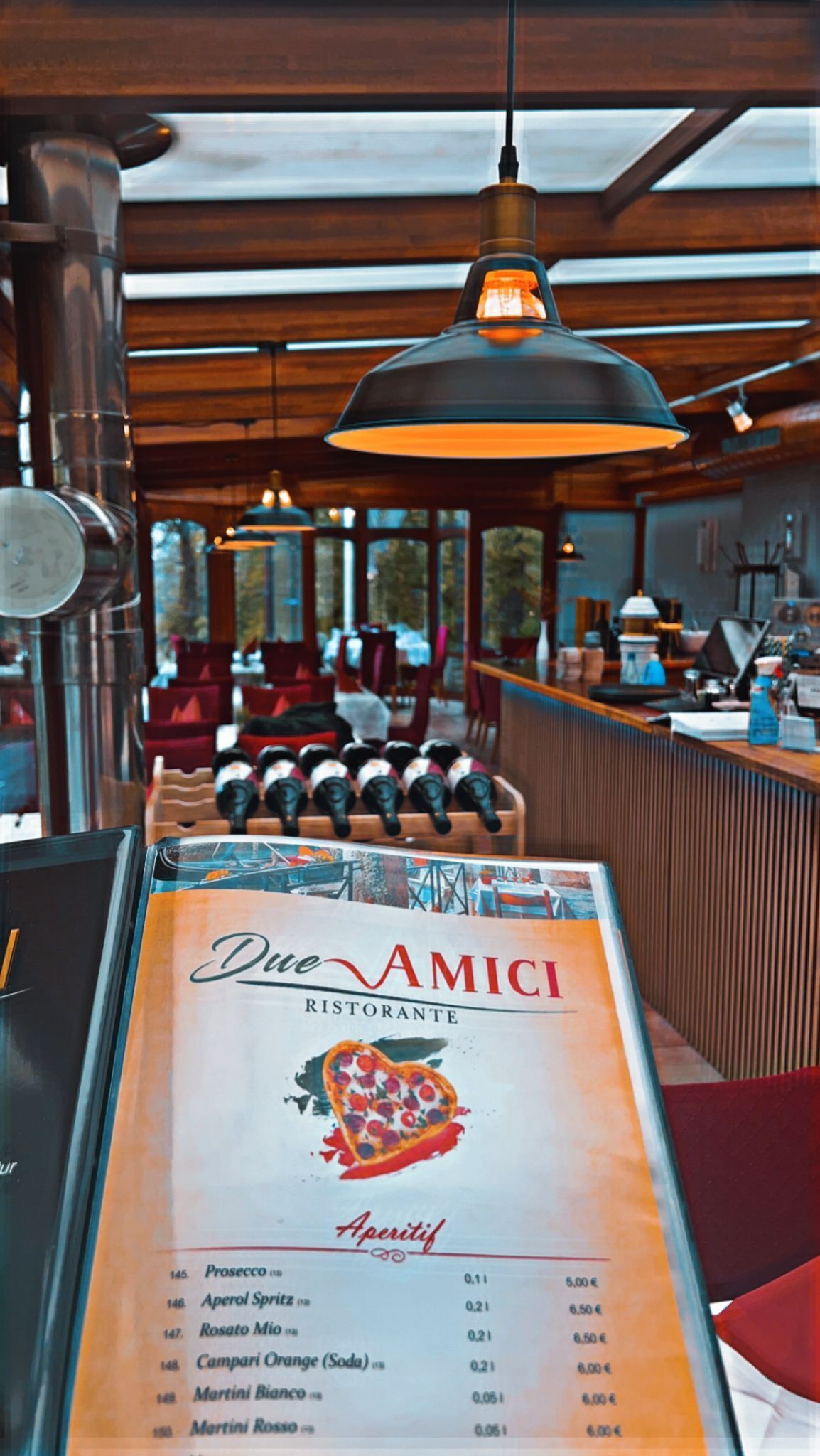 Een restaurantmenu getiteld 'Due AMICI RISTORANTE' met een illustratie van een hartvormige pizza.