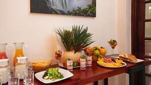 Um buffet de café da manhã com diversos alimentos e bebidas.