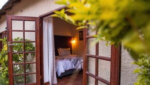 Une chambre à coucher avec un lit, des rideaux et une table de chevet.