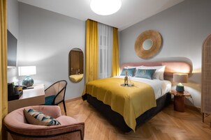 Ropa de cama de alta calidad y caja de seguridad en la habitación 