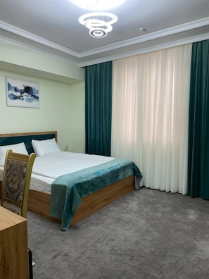 Schallisolierte Zimmer, kostenloses WLAN, Bettwäsche