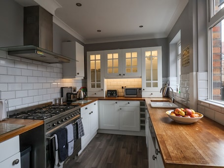 Frigorífico, lavavajillas, hervidor eléctrico y tostadora