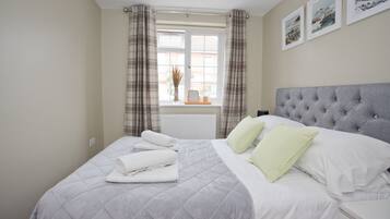 4 bedrooms, desk, iron/ironing board, travel crib