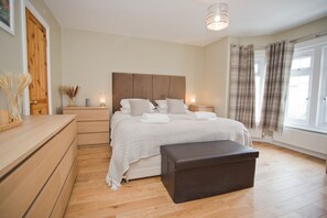 4 bedrooms, desk, iron/ironing board, travel cot