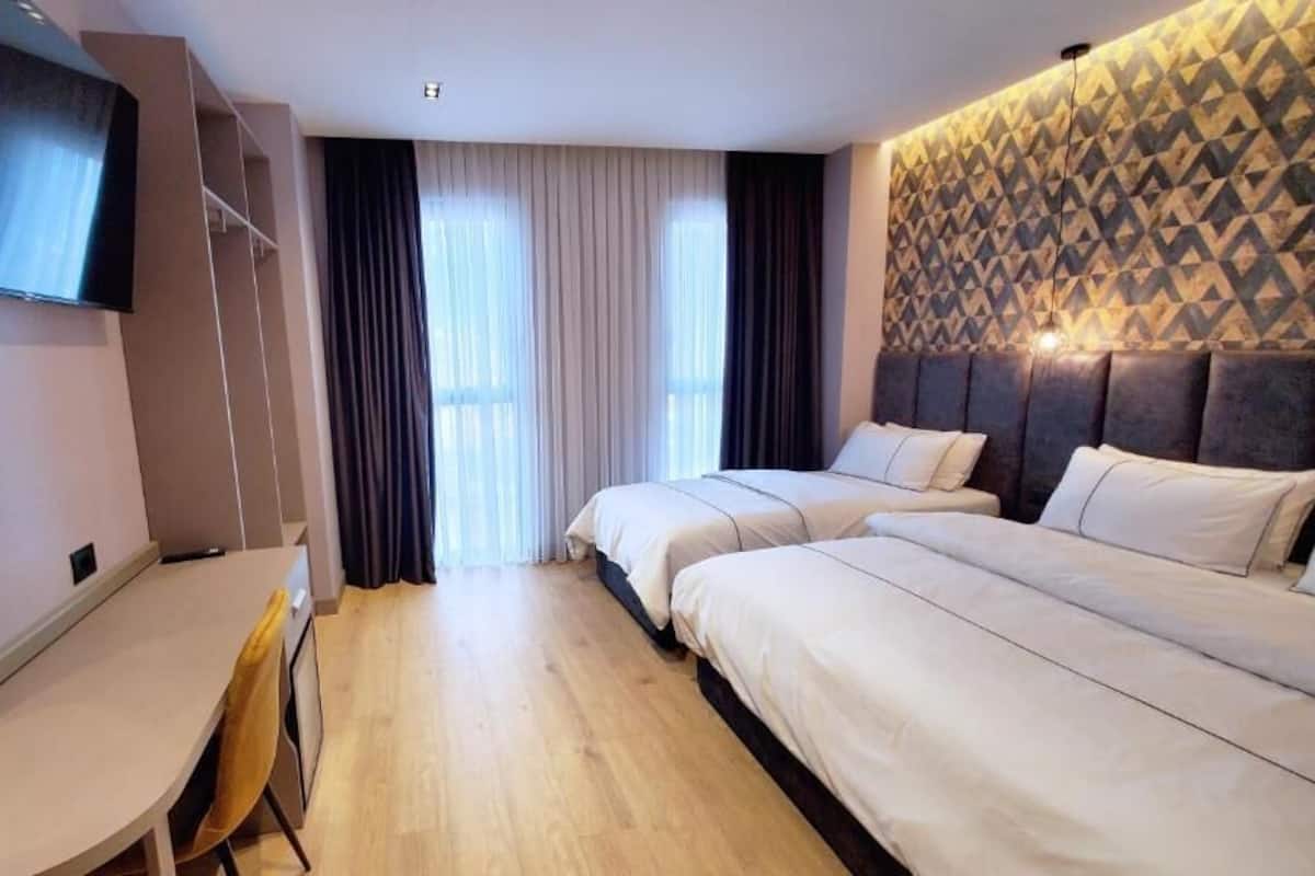 Superior Triple Room | 1 bedroom, minibar, in-room safe, desk