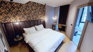 Minibar, caja de seguridad en la habitación y escritorio 