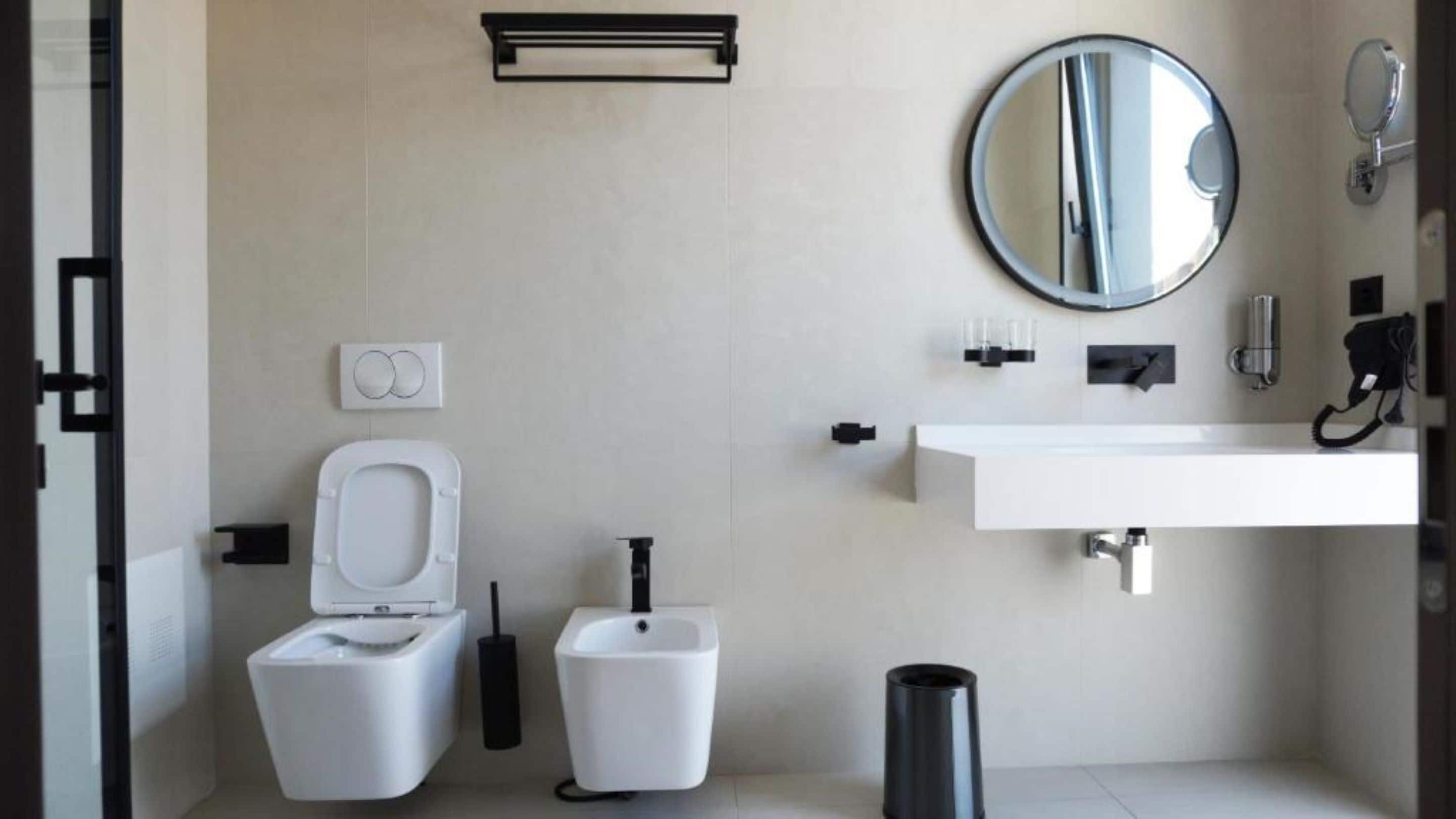 Suite | Bany | Dutxa, capçal de dutxa tipus cascada, assecador de cabells i sabatilles 