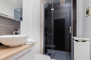 Een douche, handdoeken
