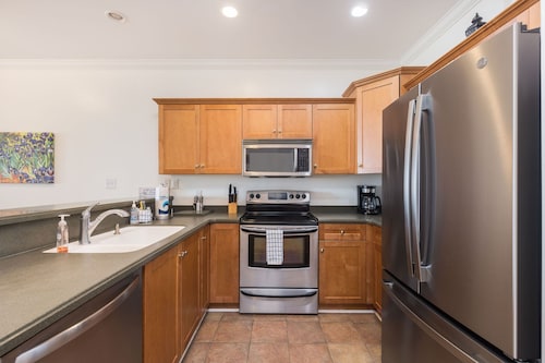 Steps to the Beach! ~ Restaurants ~ See & Hear the Ocean!