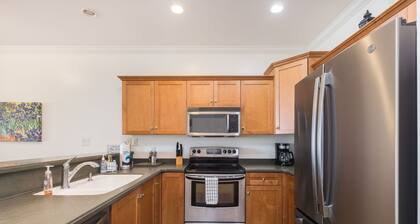 Steps to the Beach! ~ Restaurants ~ See & Hear the Ocean!