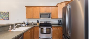 Steps to the Beach! ~ Restaurants ~ See & Hear the Ocean!