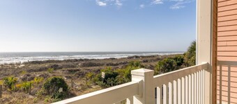 Steps to the Beach! ~ Restaurants ~ See & Hear the Ocean!