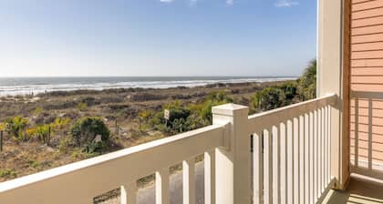 Steps to the Beach! ~ Restaurants ~ See & Hear the Ocean!