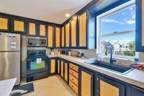 ثلاجة، ميكروويف، فرن، موقد طهي مسطح