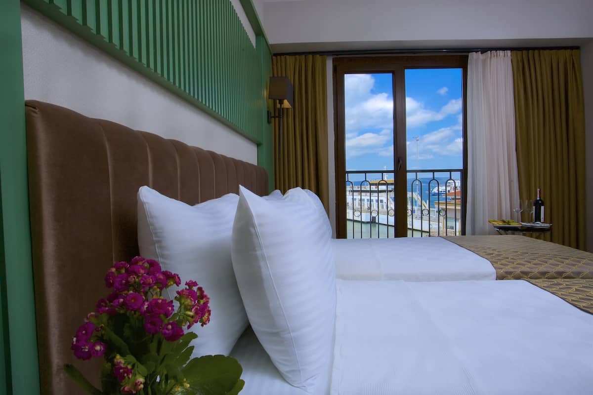 Habitación estándar con 2 camas individuales, vista al mar | Ropa de cama de alta calidad, edredón y artículos del minibar gratis