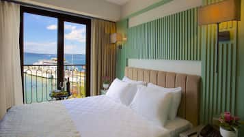 Premium bedding, down duvets, free minibar, in-room safe