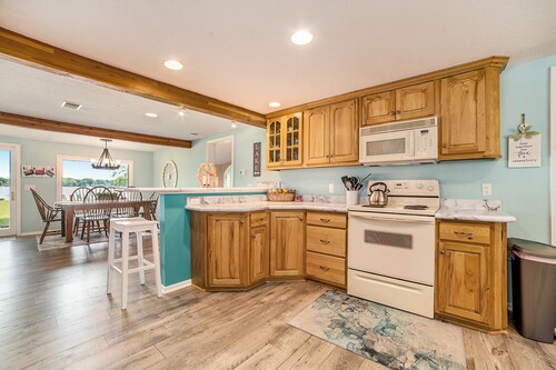 Family Fun on Otsego Lake - HUGE yard, kayaks, paddleboards, zip line and more!