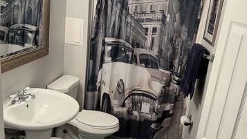 Secadora de cabello, toallas, jabón, shampoo