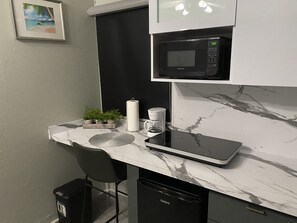 Kühlschrank, Mikrowelle, Herdplatte, Wasserkocher mit Kaffee-/Teezubehör