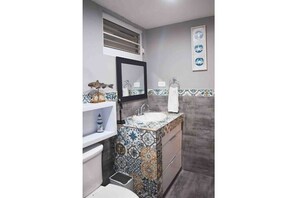 Shower, hair dryer, towels, soap - Hotel Boutique Calizo vip Guest House # 4 (Fajardo)