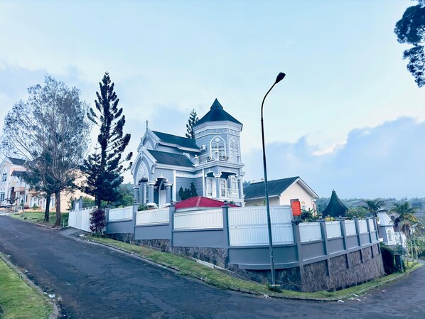 Villa panoramique, 4 chambres, piscine privée, vue sur la montagne | Vue sur la rue