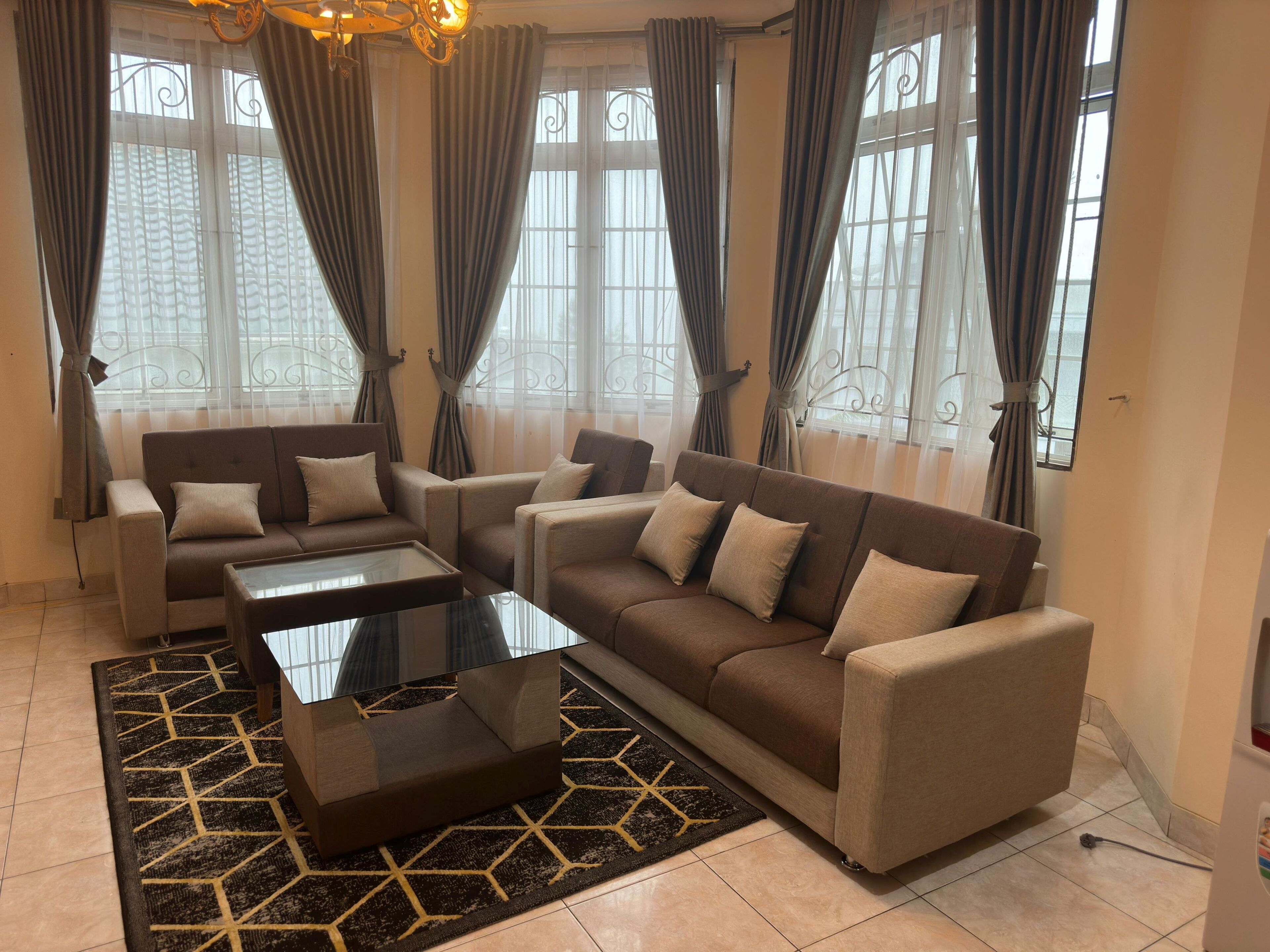 Villa panoramica, 4 camere da letto, piscina privata, vista montagna | Area soggiorno | Smart TV 50 pollici con canali digitali, TV, impianto stereo