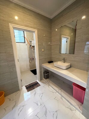 Elite Villa, 4 Bedrooms, Balcony, River View | Bilik Mandi | Pancuran mandi, hulu semburan mandi hujan 