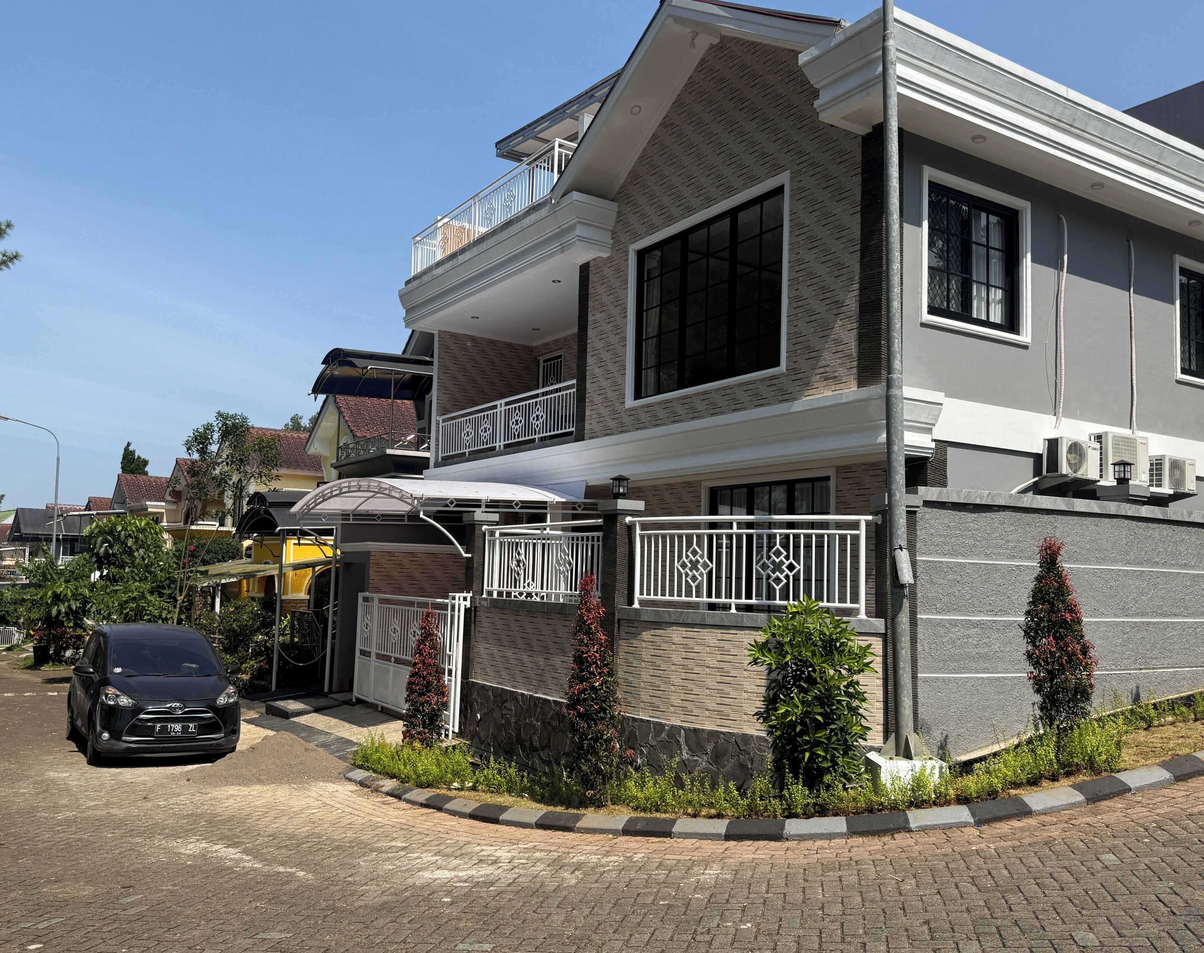 Egyptian cotton sheets, premium bedding, pillow-top beds, in-room safe