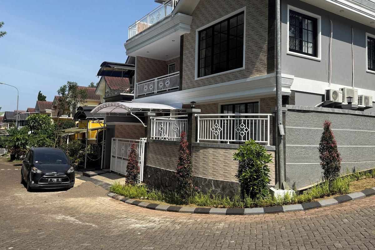 Egyptian cotton sheets, premium bedding, pillow-top beds, in-room safe