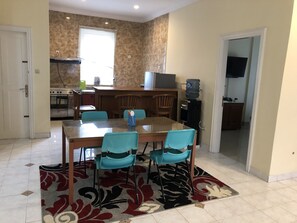 Exclusive-Villa, 4 Schlafzimmer, eigener Pool, Bergblick | Esszimmer