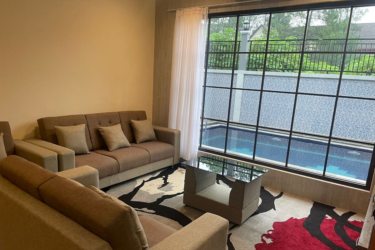 Vila Elite, 3 kamar tidur, kolam renang pribadi, pemandangan sungai | Area keluarga | Smart TV 50-inci dengan saluran TV digital, TV, dan peralatan stereo