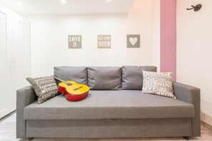 Interior - happy home Budapest PURPLE   Central located apartment with 80  039 s pinball machine (Budapest)