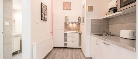 Kjøleskap, mikrobølgeovn, kokeplater og oppvaskmaskin