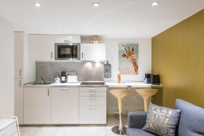 Kühlschrank, Mikrowelle, Herdplatte, Geschirrspüler