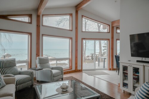 Peak to Shore - Waterfront Cottage Located in Thornbury ON