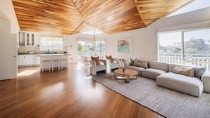 TV, offices - Blairgowrie Beachside Retreat, Solar Heated Pool (Blairgowrie)