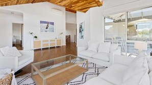 TV, offices - Blairgowrie Beachside Retreat, Solar Heated Pool (Blairgowrie)