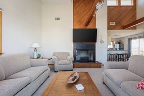 TV - 1-Min walk to Beach! Ocean Views, Hot Tub (Corolla)